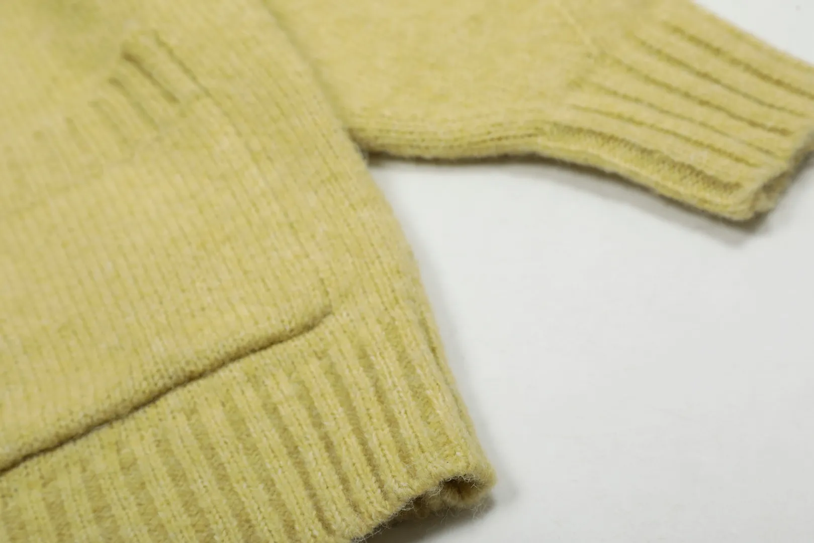 VIVI137 vivienne west wood 25th new spring style cardigan with three-color yarn splicing and embroidered chapter design 🧩 5.5-count custom-woven and dyed tunic wool, definitely not the spandex imitation wool on the market 🧩100% restoration of heavy-duty weaving method loose cuffs restored original pattern 🧩super high embroidery density single chapter 20,000 stitches of embroidery 🧩100% chemically tested custom-woven and dyed wool 0 color difference Size: 1 yard (90-110 pounds) 2 yards (110-130 pounds) 3 yards (130-150 pounds) Color: gray yellow